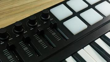 Dispositivo de sintetizador de sonido controlador midi para productor de música edm. foto