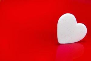corazones blancos en el fondo de la imagen roja brillante para el símbolo del día de san valentín, etiqueta, tarjeta, pancarta. foto