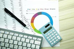 el teclado en la mesa de trabajo para contenido empresarial. foto