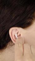 limpieza de oídos con un hisopo de algodón de cerca. metraje de alta calidad video