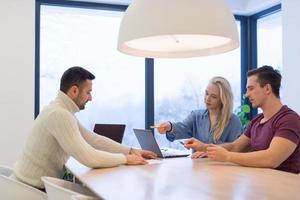 equipo de negocios de inicio en una reunión en un edificio de oficinas moderno foto