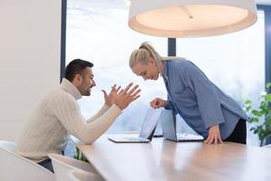 equipo de negocios de inicio en una reunión en un edificio de oficinas moderno foto