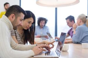 equipo de negocios de inicio en una reunión en un edificio de oficinas moderno foto