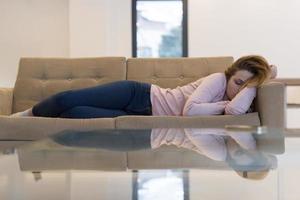 mujer durmiendo en el sofa foto