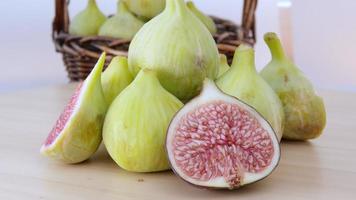 figues vertes en rotation. cette vidéo capture quelques figues tournantes et pleines de panier derrière la scène. video