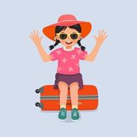 una linda niña usa sombrero y gafas de sol sentada en una maleta emocionada por viajar en vacaciones de verano vector