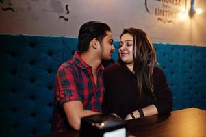 feliz pareja asiática pasando tiempo juntos en el lounge bar club. foto