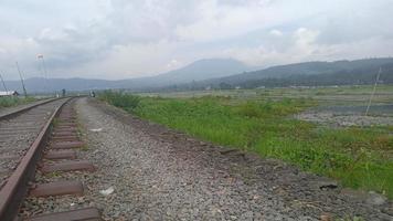 ferrocarril al lado del lago foto