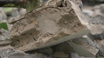 werknemer die hamer gebruikt sloeg beton om het te breken als een klein fractal bouwconcept video