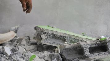 trabajador que usa hormigón golpeado con martillo para romperlo y convertirlo en un pequeño concepto de construcción fractal