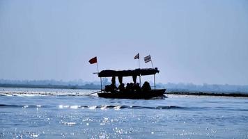 vue sur le bateau naviguant et se déplaçant dans la grande rivière avec la nature forêt tropicale video