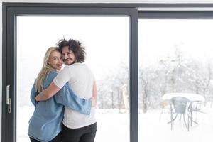 pareja joven disfrutando del café matutino junto a la ventana foto