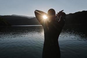 atleta de triatlón comenzando a nadar en el lago foto