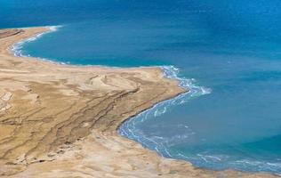 israel vistas de la costa del mar muerto cerca de la fortaleza de masada y el parque nacional de mosada en el desierto de judaean foto