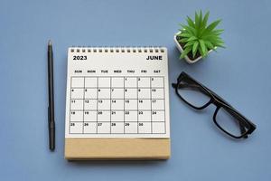 calendario de escritorio de junio de 2023 sobre fondo azul. directamente arriba. foto