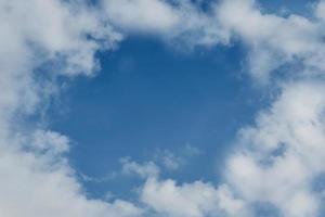 fondo azul cielo y nubes blancas alrededor. foto con espacio de copia.