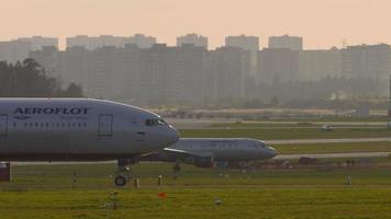 aeroflot russische luchtvaartmaatschappijen boeing 777 passagiersvliegtuig taxiën naar startbaan voor vertrek video