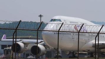 jumbojet draait de landingsbaan op voordat hij opstijgt video