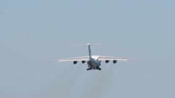 el avión militar il 76 se va volando video