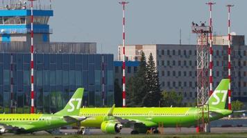 plaque tournante de l'aéroport pour les compagnies aériennes s7 video