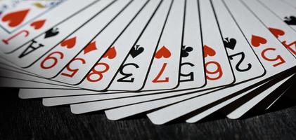 jugando a las cartas en abanico sobre un fondo negro. el concepto del juego. foto