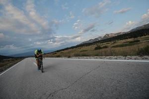 atleta de triatlón montando bicicleta foto