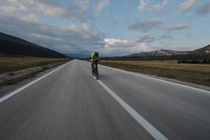 atleta de triatlón montando bicicleta foto