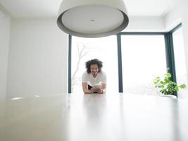 joven usando una tableta en casa foto