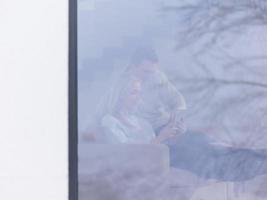 pareja usando tableta digital en un frío día de invierno foto