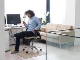 hombre usando un teléfono móvil en casa foto