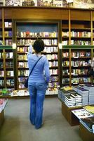 mujer en biblioteca foto