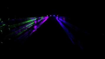 kleurrijke lasershow op de donkere achtergrond. video