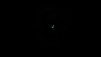 spectacle laser coloré sur fond sombre. video