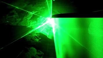 spectacle laser coloré sur fond sombre. video