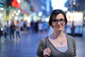 retrato de mujer en la noche en la ciudad foto