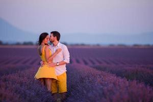 pareja en campo de lavanda foto