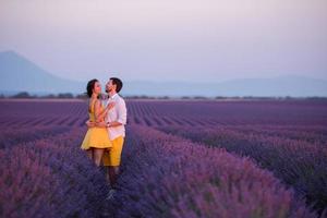 pareja en campo de lavanda foto