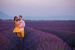 pareja en campo de lavanda foto