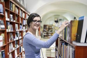 mujer en biblioteca foto