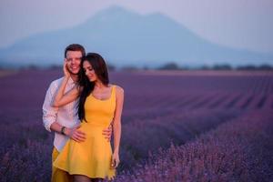 pareja en campo de lavanda foto