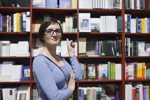 mujer en biblioteca foto