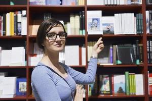 mujer en biblioteca foto