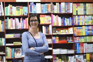 mujer en biblioteca foto