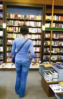 mujer en biblioteca foto