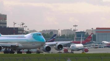 carga aérea coreana boeing 747 rodando a la pista para la salida video