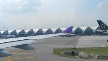 aeroplano in rullaggio all'aeroporto di suvarnabhumi, bangkok video