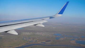 vista aerea desde el avion descendiendo video