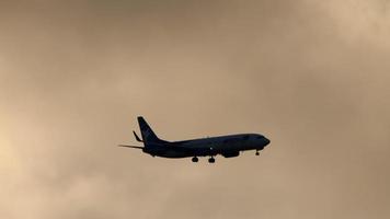 Boeing 737 flies at sunset video