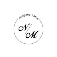 inicial nm logo monograma letra minimalista vector
