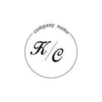 letra inicial del monograma del logotipo de kc minimalista vector